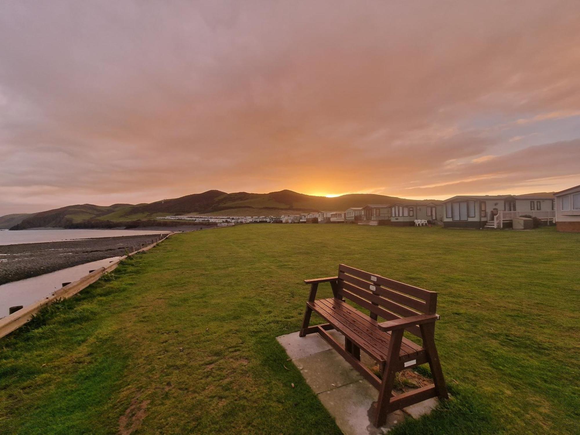 Bayview At Pengarreg Hotel Llanrhystyd Bagian luar foto